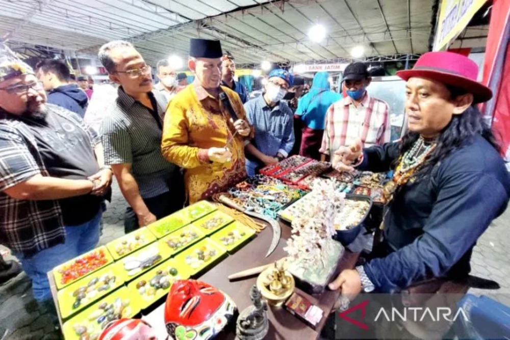 Pj Sekda Situbondo Wawan Setiawan meninjau lapak Pasar Antik di Pasar Mimbaan, Jumat (9/9/2022) malam./Antara-Novi H.