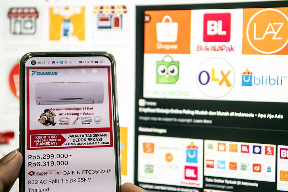 Warga menggunakan perangkat elektronik untuk berbelanja daring di salah satu situs belanja daring di Jakarta, Rabu (15/6/2022). Direktorat Jenderal Pajak (DJP) Kementerian Keuangan berencana menarik bea meterai Rp10 ribu untuk pelanggan platform digital termasuk belanja online di e-commerce, untuk transaksi pembelian di atas Rp5 juta rupiah. ANTARA FOTO/Muhammad Adimaja