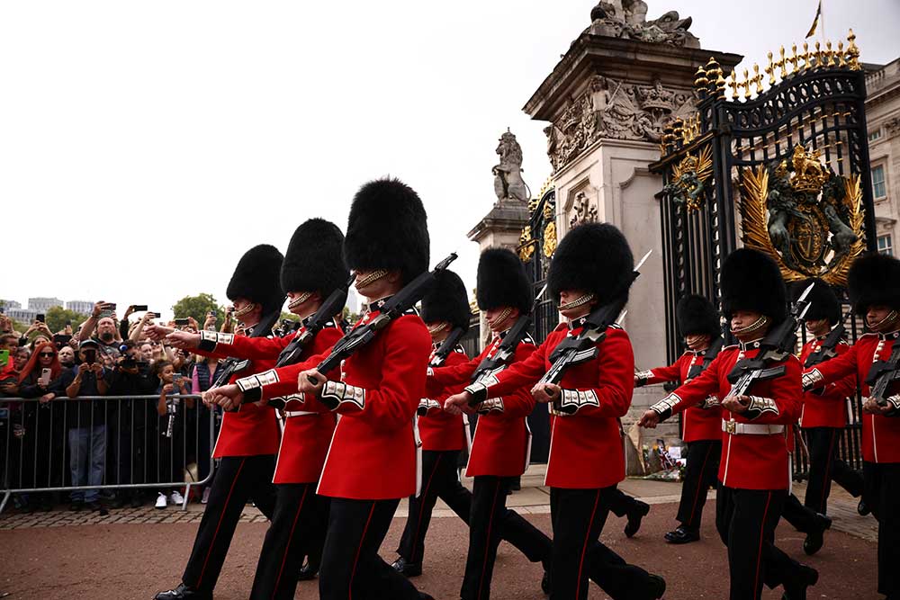  Tentara Inggris Berikan Penghormatan Untuk Raja Inggris Charles, Setelah Meninggalnya Ratu Inggris Elizabeth