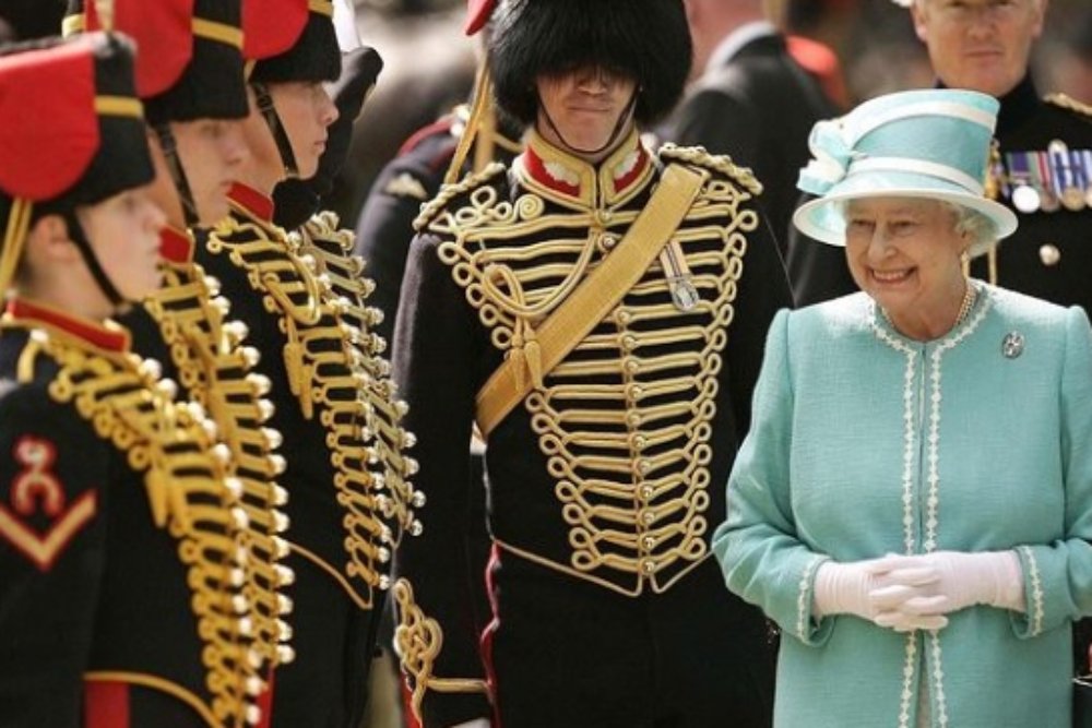  8 Rahasia Ratu Elizabeth II yang Tak Banyak Diketahui Orang, dari Lagu Kesukaan, Klub Bola Favorit hingga Isi Tas