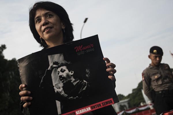 Istri Munir Said Thalib, Suciwati, mengikuti aksi memperingati 12 tahun terbunuhnya aktivis HAM itu di depan Istana Merdeka di Jakarta pada 8 September 2016./Antara