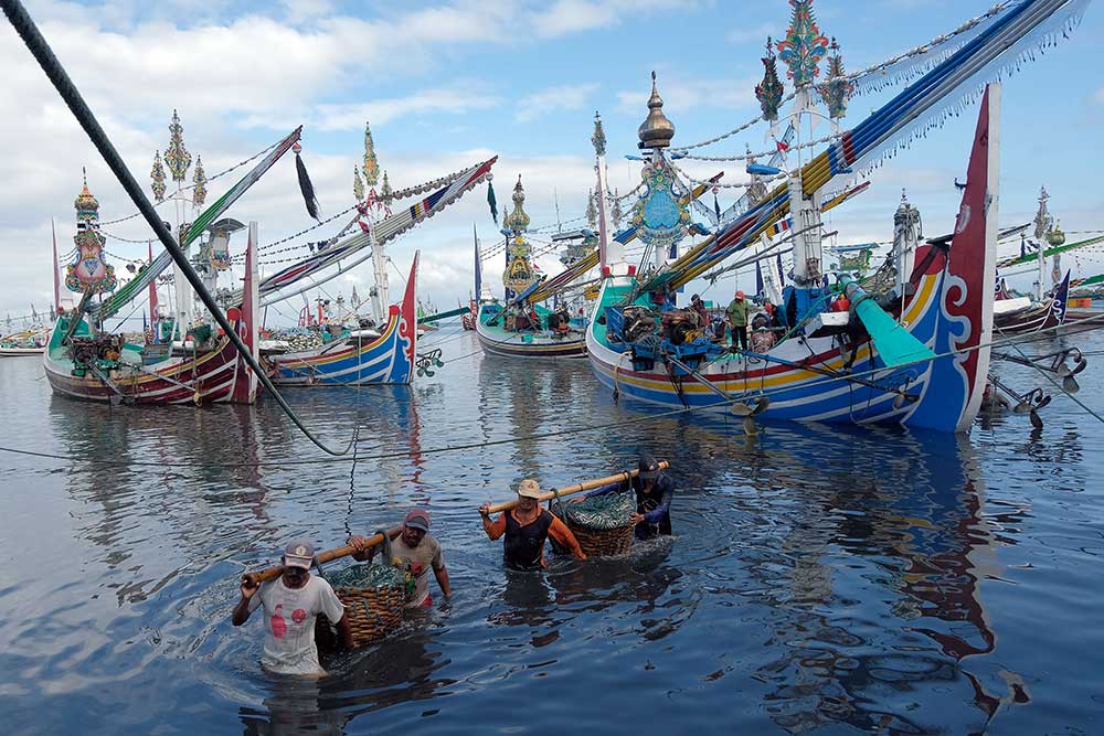 Sejumlah nelayan membongkat muat ikan hasil tangkapan di Pelabuhan Perikanan Nusantara Pengambengan, Jembrana, Bali, Kamis (21/7/2022). ANTARA FOTO/Nyoman Hendra Wibowo