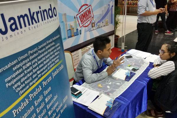 Karyawan Jamkrindo memberikan penjelasan mengenai produk penjaminan kredit kepada calon nasabah, di Jakarta./JIBI-Dedi Gunawan