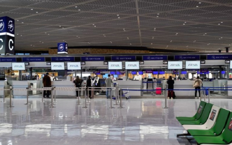 Orang-orang melakukan check in di area check in keberangkatan internasional Bandar Udara Narita di Tokyo, Jepang, pada 30 November 2021./Antara