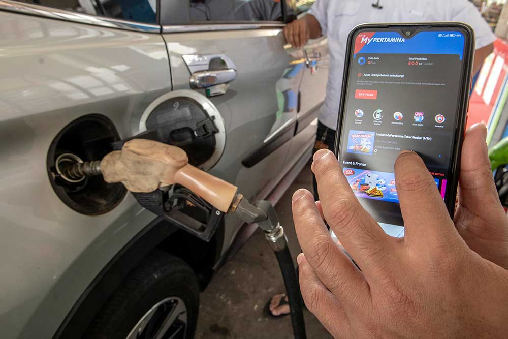 Warga menunjukan aplikasi MyPertamina saat mengisi bahan bakar pertalite di SPBU Pertamina Abdul Muis, Jakarta, Rabu (29/6/2022).  ANTARA FOTO/Muhammad Adimaja
