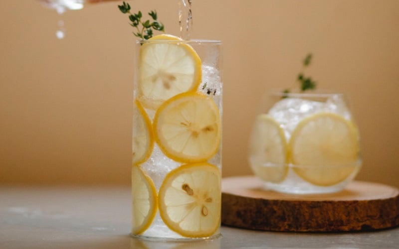 Ilustrasi air lemon atau infused water/PinkVilla