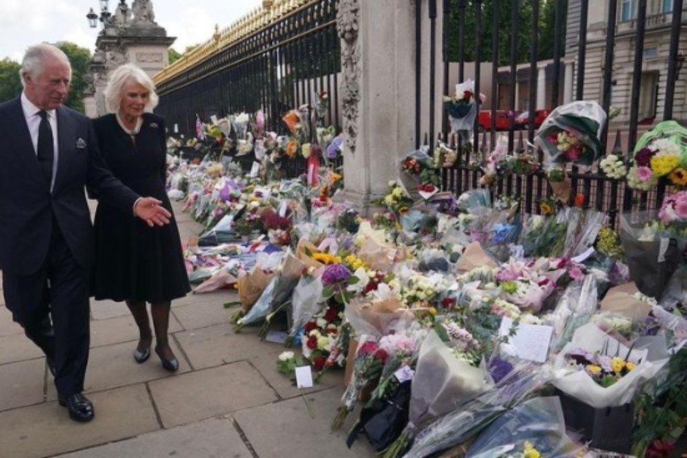 Raja Charles III dan Permaisuri Camilla tiba di Istana Buckingham. Dia menerima sambutan hangat dari anggota masyarakat yang memberikan penghormatan kepada Ratu Elizabeth II yang meninggal pada Kamis (8/9/2022). JIBI/Bisnis-Nancy Junita @buckinghampalaceroyal