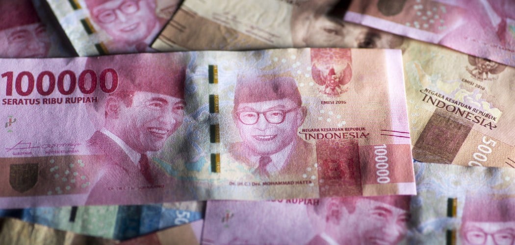 Wajah Bung Karno dan Bung Hatta terpampang dalam uang kertas pecahan Rp100.000./Bloomberg-Brent Lewin