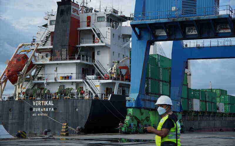Kapal kontainer milik PT Salam Pacific Indonesia Lines (SPIL) tengah bersandar di Terminal Petikemas Ambon./Bisnis - Adam Rumansyah