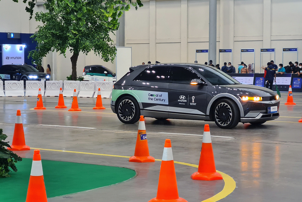 Pengunjung melakukan Test Drive mobil listrik Hyundai Ioniq yang ada pada ajang pameran otomotif Gaikindo Indonesia International Auto Show (GIIAS) 2022 di Indonesia Convention Exhibition (ICE) BSD, Serpong, Tangerang, Banten, Rabu (17/8/2022)./Antara-Muhammad Iqbal.