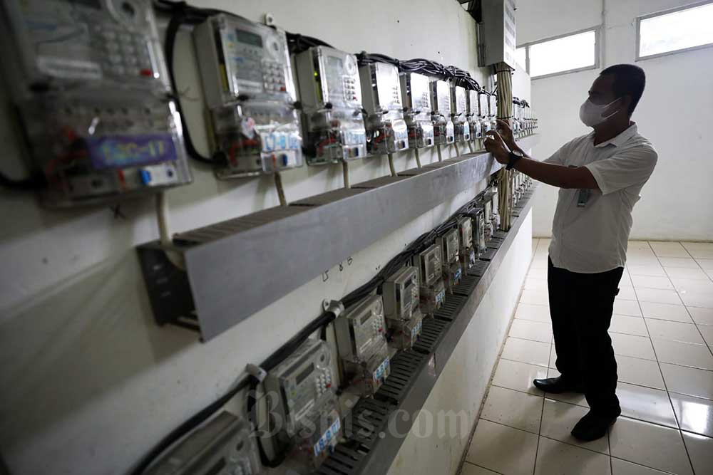 Petugas memeriksa meteran listrik di salah satu Rumah Susun di Jakarta, Rabu (6/7/2022). Bisnis/Arief Hermawan P