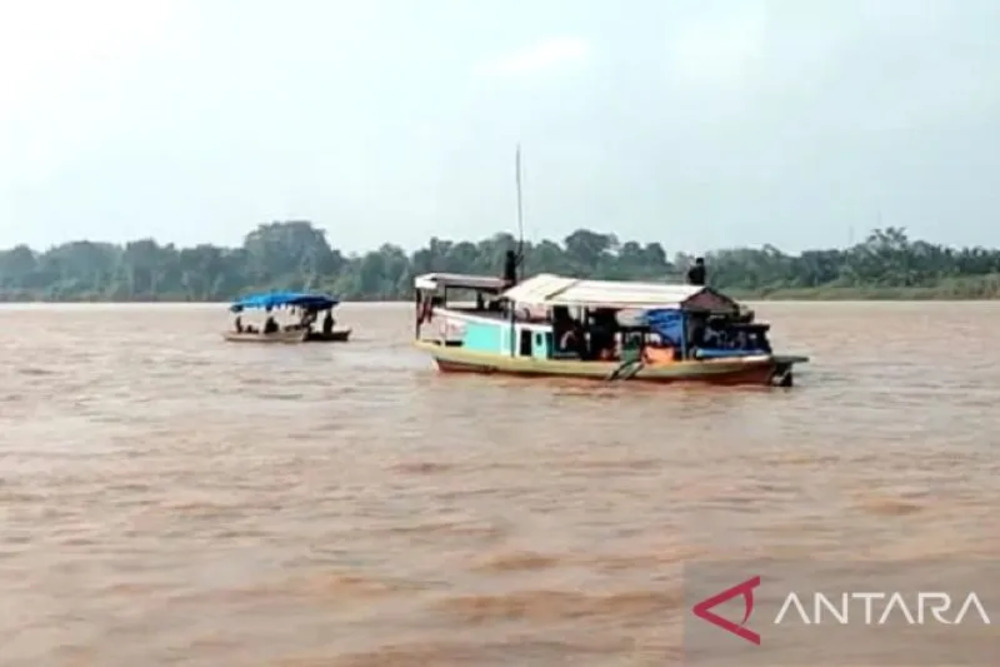 Para pencari benda budaya di perairan Sungai Batang Hari, Desa Suak Kandis./Antara-Dicky.