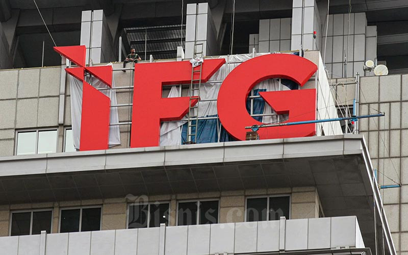 Pekerja melakukan pemasangan logo Indonesia Financial Group (IFG) di Jakarta, Selasa (11/1/2021). Bisnis/Arief Hermawan P