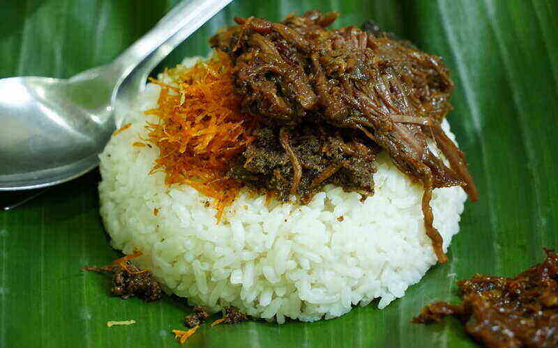 Nasi Krawu, makanan khas Kota Gresik yang berisikan nasi yang dihidangkan denhan lauk berupa sayatan daging sapi, semur daging, sop jeroan sapi dan sambal petis. Bisnis - Adam