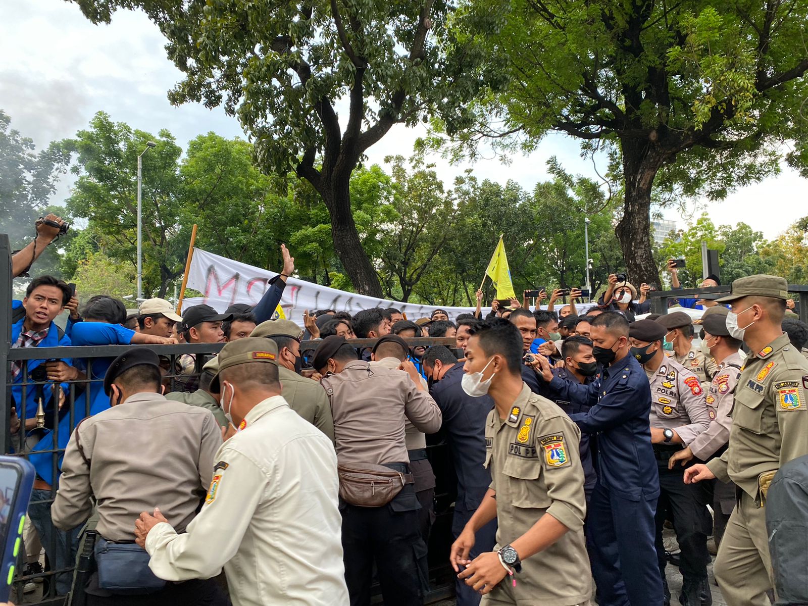  Demo Tolak Kenaikan Harga BBM, Mahasiswa Paksa Masuk Kantor Anies