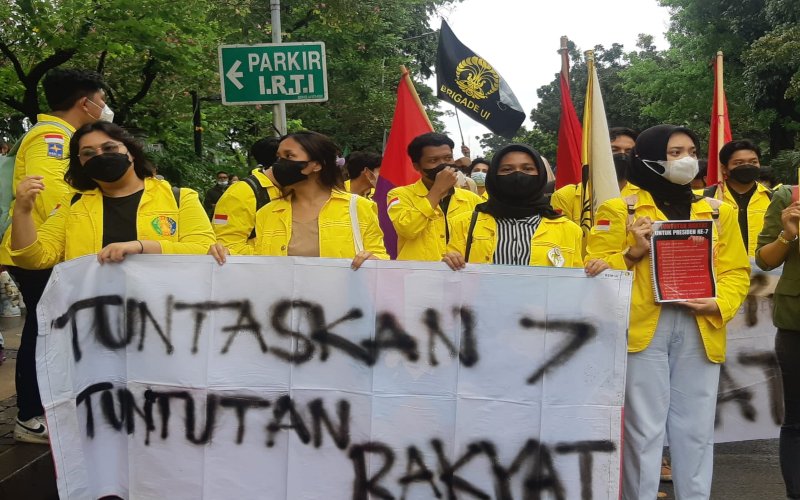 Sejumlah mahasiswa dari berbagai kampus mulai berdatangan di kawasan Monas, Jakarta Pusat, Senin (21/4/2022). Mereka bergabung dalam BEM UI dan AMI menggelar demo di sekitar Istana Negara. JIBI/Bisnis-Pernita Hestin Untari
