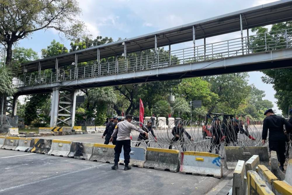 Polda Metro Jaya kembali menutup beberapa akses jalan di sekitar Istana Kepresidenan untuk pengamanan aksi demonstrasi Badan Eksekutif Mahasiswa Seluruh Indonesia (BEM SI) pada Kamis (15/9/2022). JIBI/Bisnis-Lukman Nur Hakim
