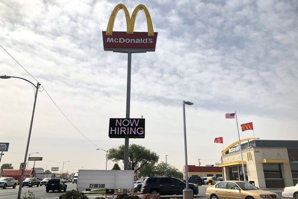 Salah satu restoran McDonald's di Odessa, Texas, Amerika Serikat membuat pengumuman lowongan pekerjaan pada 13 April 2018./Reuters-Ann Saphir