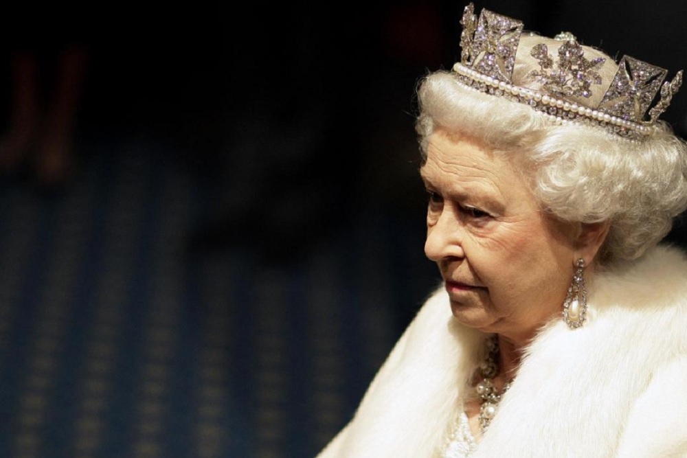  Apakah Mahkota Bertabur Berlian Milik Ratu Elizabeth II Akan Ikut Dimakamkan?
