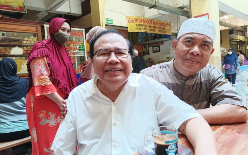 Ekonom Senior Rizal Ramli saat blusukan ke Pasar Kramat Jati, Jakarta Timur pada Jumat 1 April 2022 untuk memantau langsung perkembangan harga bahan pokok menjelang Ramadan dan Iduliftri 2022 / Bisnis-Rahmad Fauzan