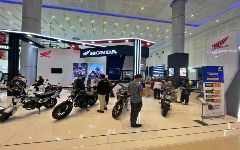 Suasana booth MPM Honda Motor Jatim dalam ajang pameran otomotif GIIAS Surabaya 2022, Kamis (15/9/2022)./Bisnis - Peni Widarti