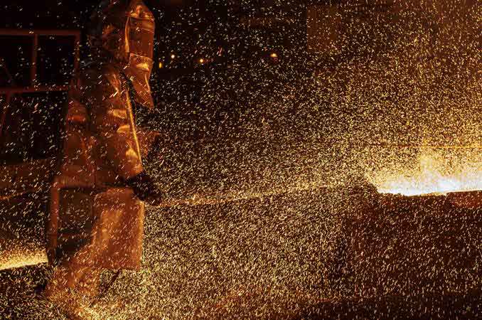 Pekerja mengeluarkan biji nikel dari tanur dalam proses furnace di smelter PT. Vale Indonesia di Sorowako, Luwu Timur, Sulawesi Selatan, Sabtu (30/3/2019)./ANTARA-Basri Marzuki