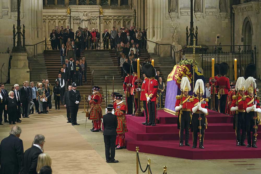 Warga memberi penghormatan saat peti mati Ratu Elizabeth II Inggris disemayamkan di Westminster Hall di London, Inggris, Rabu (14/9/2022). Reuters