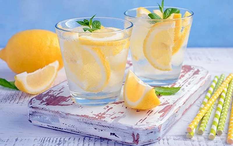 Ilustrasi air lemon atau lemon infused water - Medicine.net