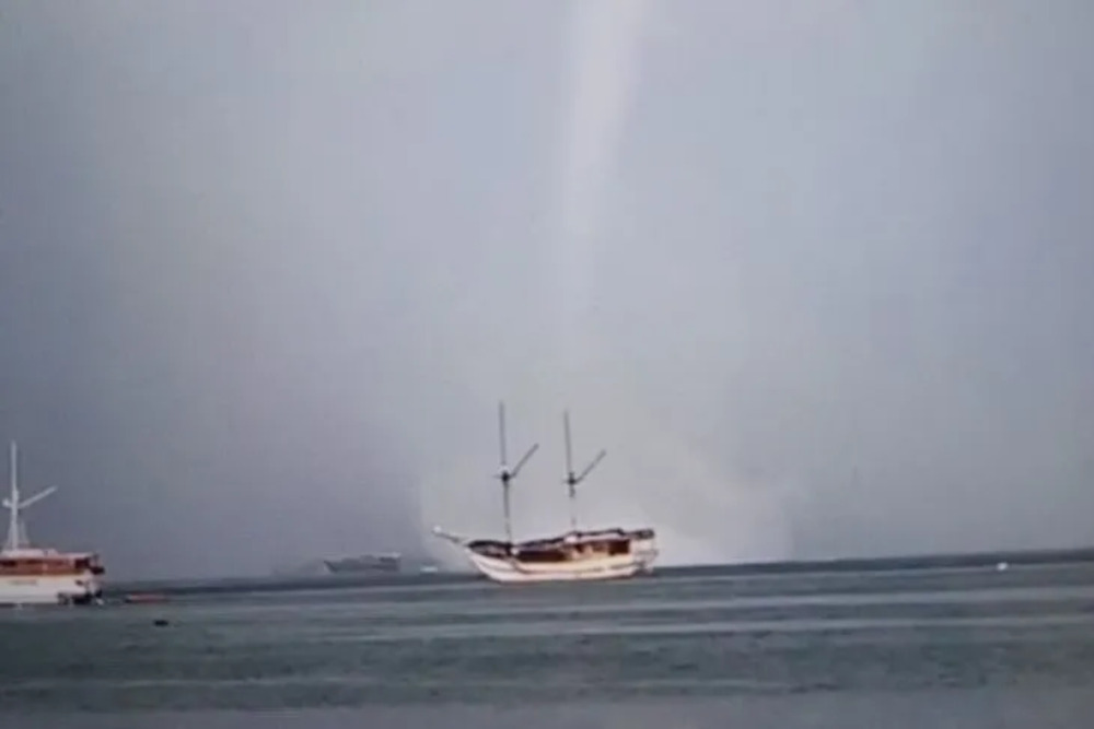  Fenomena Waterspout Mengejutkan Kota Sorong