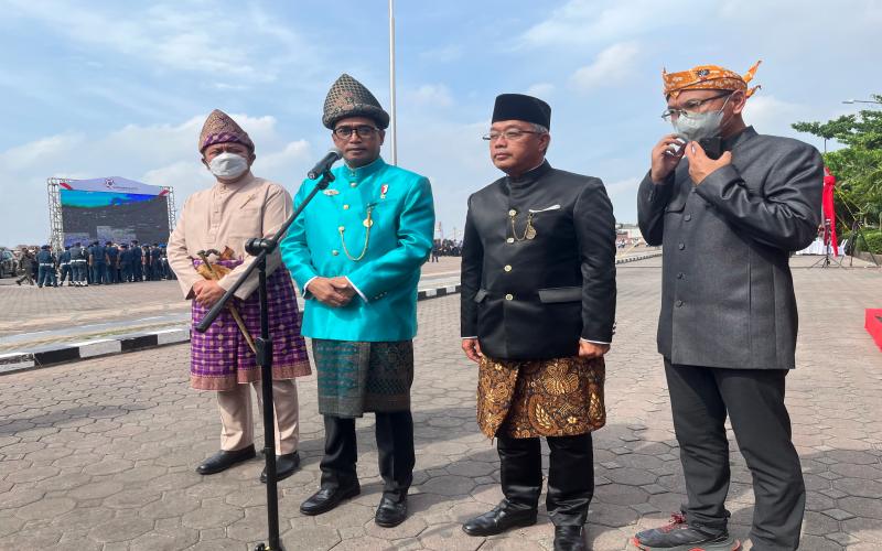 Menteri Perhubungan Budi Karya Sumadi (kedua dari kiri) didampingi Gubernur Sumsel Herman Deru memberikan keterangan pers usai upacara Peringatan Hari Perhubungan Nasional 2022 di Palembang. /Bisnis-Dinda Wulandari