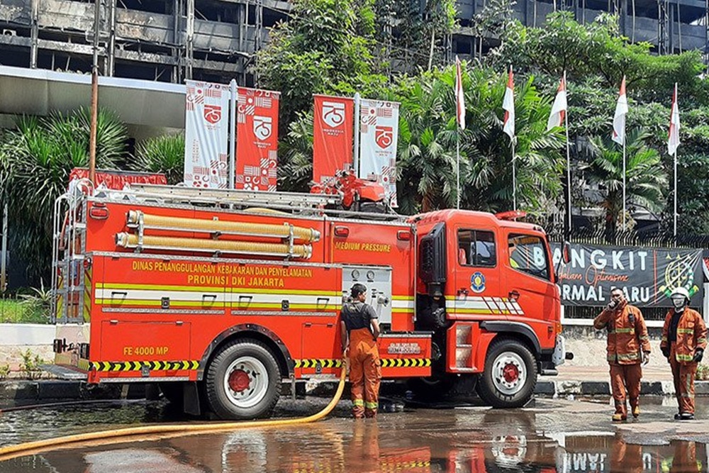 Mobil pemadam kebakaran yang memadamkan api di panel listrik Grand Indonesia