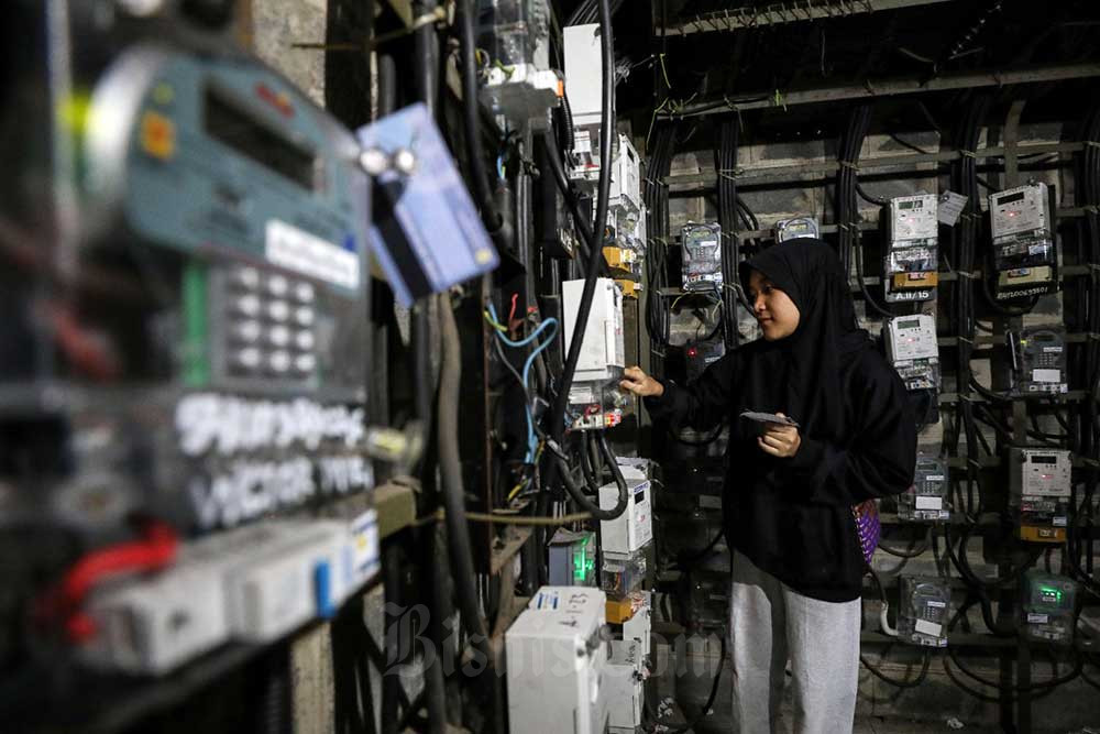 Warga melakukan pengisian listrik prabayar di Jakarta, Senin (13/6/2022). Bisnis/Eusebio Chrysnamurti