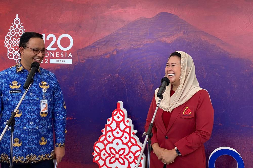 Gubernur DKI Jakarta Anies Baswedan dan Ketua Umum Federasi Panjat Tebing Indonesia (FPTI) Yenny Wahid di Balai Kota DKI Jakarta, Senin (19/9/2022). 