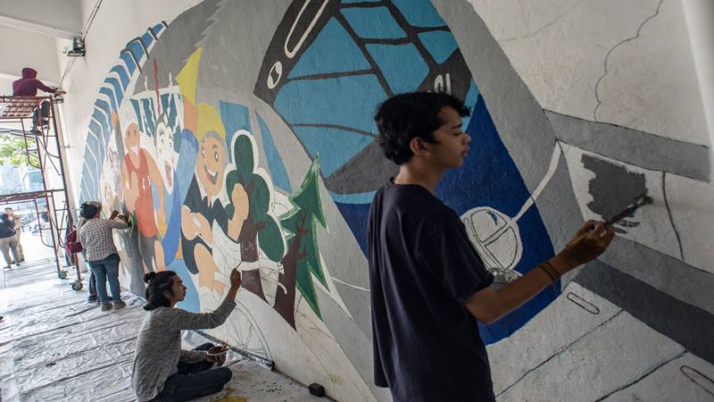 Sejumlah mahasiswa dari perguruan tinggi swasta menyelesaikan pembuatan mural di terowongan Jalan Kendal, Dukuh Atas, Jakarta, Kamis (20/6/2019). Pembuatan mural tersebut dalam rangka untuk menyemarakan HUT DKI Jakarta ke-492./Antara