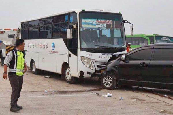Petugas mengevakuasi mobil avanza setelah bertabrakan dengan bus pariwisata, di jalan tol Palimanan-Cikopo Km 85, Jawa Barat, Kamis (22/6). Kecelakaan tersebut tidak menelan korban jiwa./JIBI-Abdullah Azzam