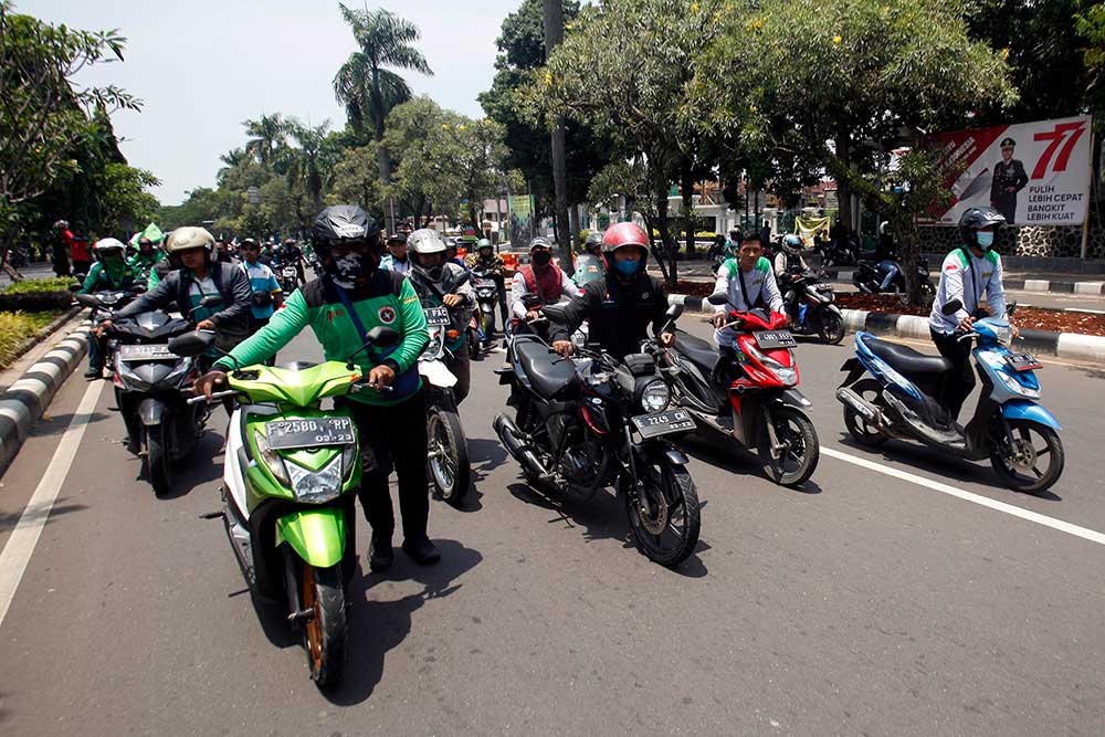  Buruh di Bogor Gelar Aksi Dorong Motor saat Unjuk Rasa Menolak Kenaikan Harga BBM