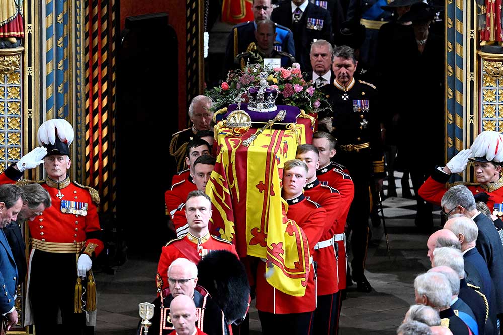  Puluhan Ribu Orang Antar Ratu Elizabeth II ke Peristirahatan Terakhirnya di Kastil Windsor