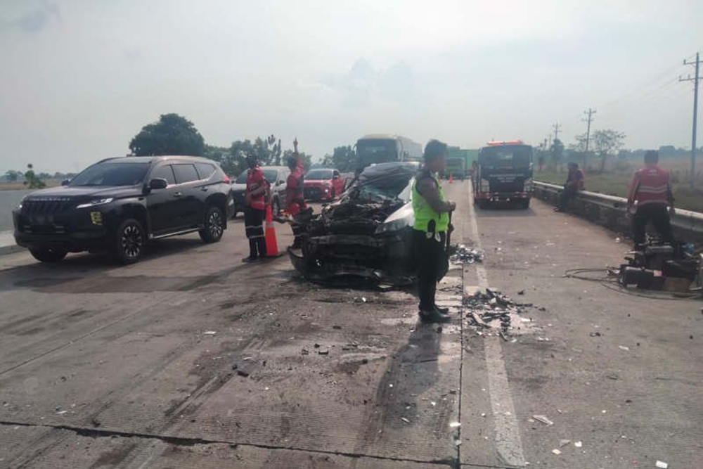 Petugas mengevakuasi kendaraan yang terlibat kecelakaan beruntun di ruas tol Pejagan-Pemalang di Brebes, Minggu (18-9-2022). /Antara/-Satlantas Polres Brebes