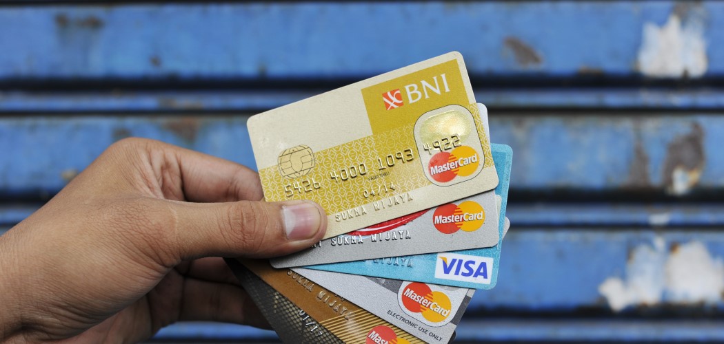 Warga di Jakarta memperlihatkan sejumlah kartu kredit.  - Antara Foto / Ismar Patrizki.