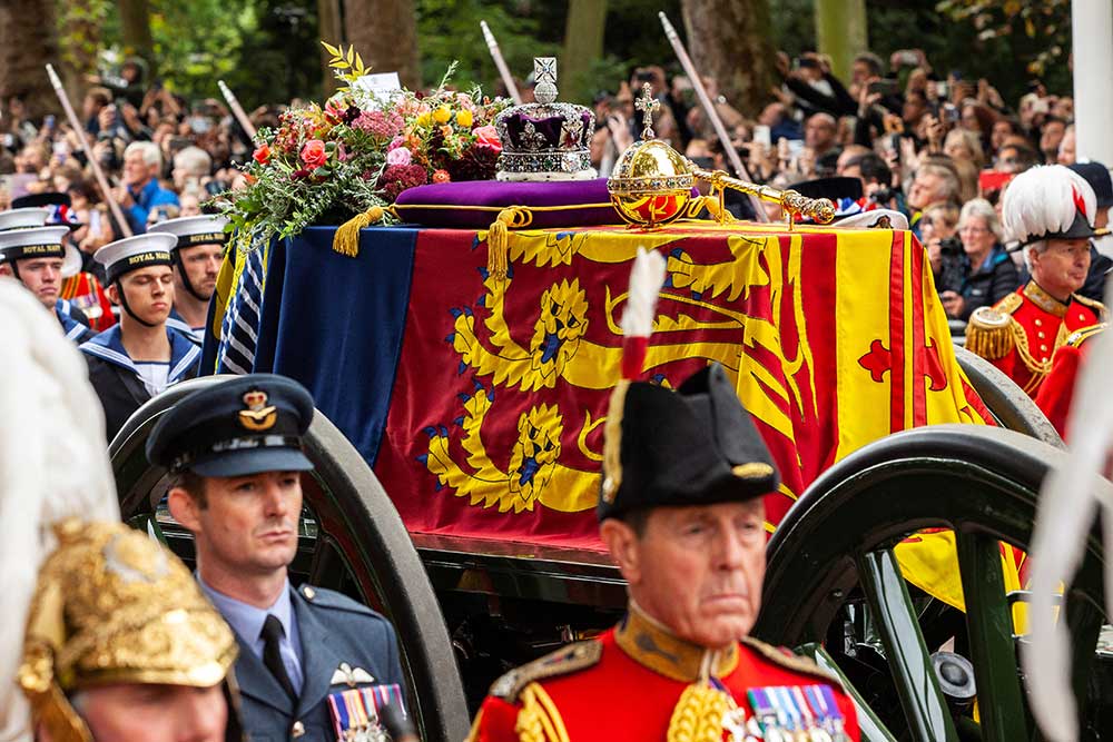Ratu Elizabeth II Dimakamkan Berdampingan Dengan Mendiang Pangeran Philip. Iring-iringan peti jenazah Ratu Elizabeth II. Pool via REUTERS/Antonio Olmos