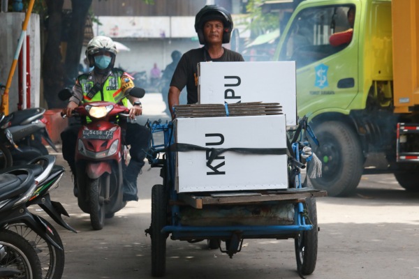 Polisi mengawal tukang becak yang mengangkut logistik Pemilu./Antara-Didik Suhartono