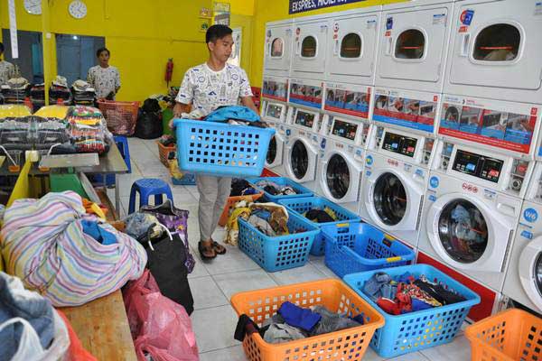 Pekerja menata pakaian kotor yang akan dicuci di salah satu usaha jasa pencucian pakaian atau laundry di Medan, Sumatra Utara, Rabu (2/1/2019)./ANTARA-Septianda Perdana
