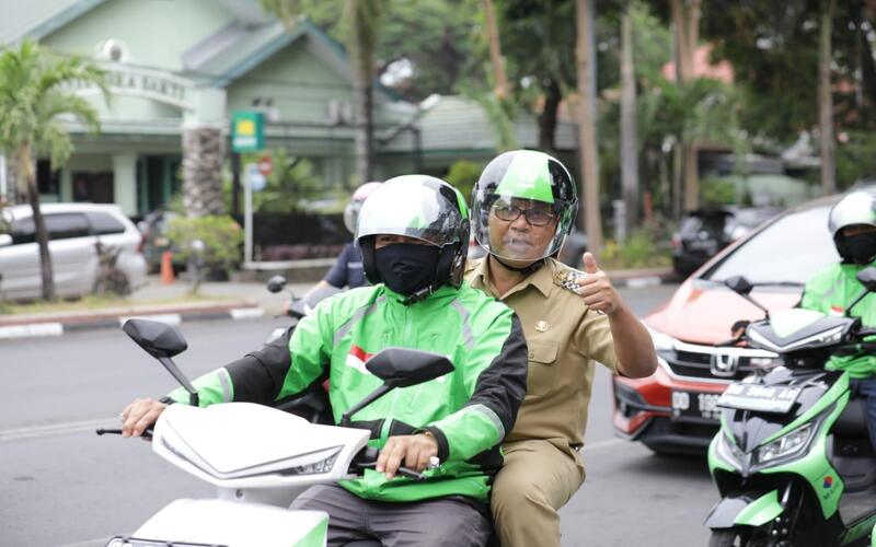 Wali Kota Makassar Mohammad Ramdhan Pomanto menaiki ojol saat hendak ke Balaikota pada pelaksanaan Ojol Day di Makassar, Selasa (20/9/2022)./Pemkot Makassar