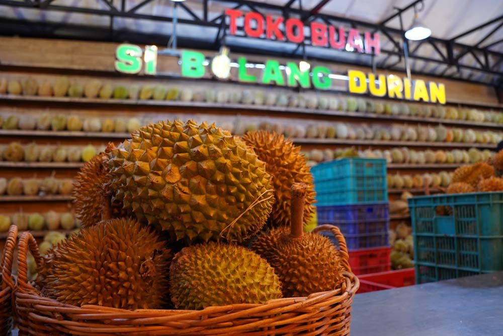 Toko buah Sibolang Durian ditengah kota Medan yang menyuguhkan konsep seperti cafe kekinian. / Bisnis - Adam Rumansyah