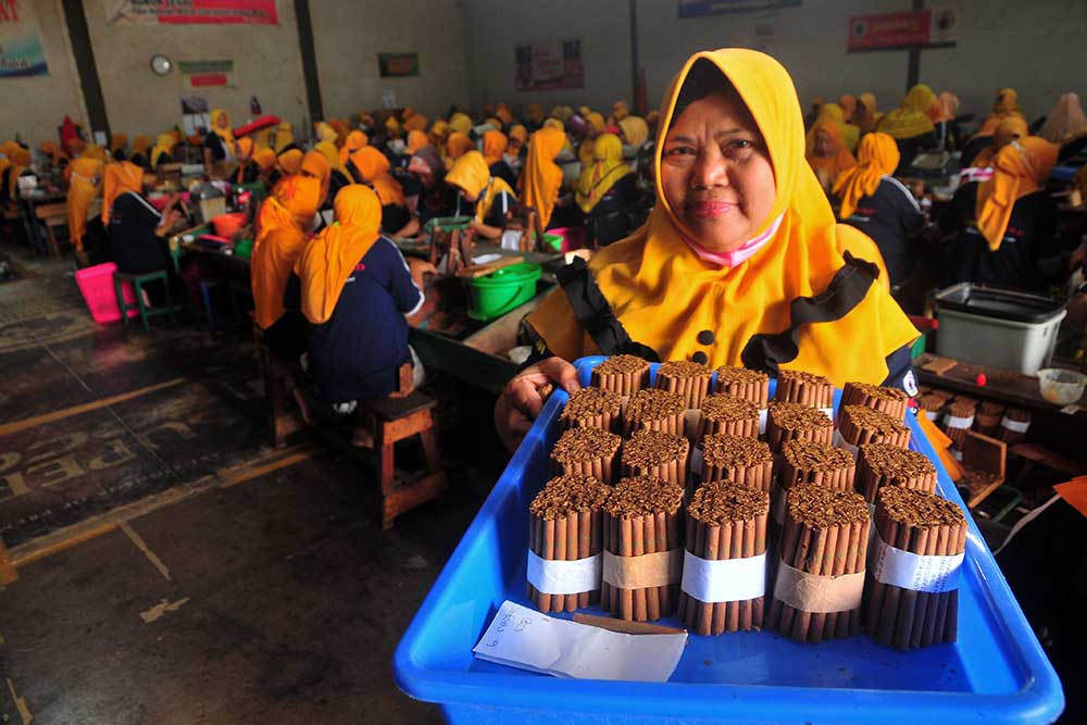 Pekerja menunjukkan Sigaret Kretek Tangan (SKT) di Kawasan Industri Hasil Tembakau (KIHT) Desa Megawon, Kudus, Jawa Tengah, Kamis (9/6/2022)./Antara-Yusuf Nugroho