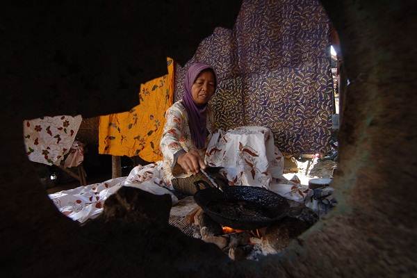 Perajin menyelesaikan proses pembuatan kain batik di sentra industri rumahan desa Klampar, Pamekasan, Jawa Timur./ Antara-Saiful Bahri