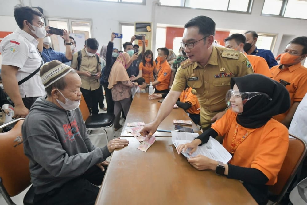  Ridwan Kamil Pantau Pembagian BLT BBM di Bekasi