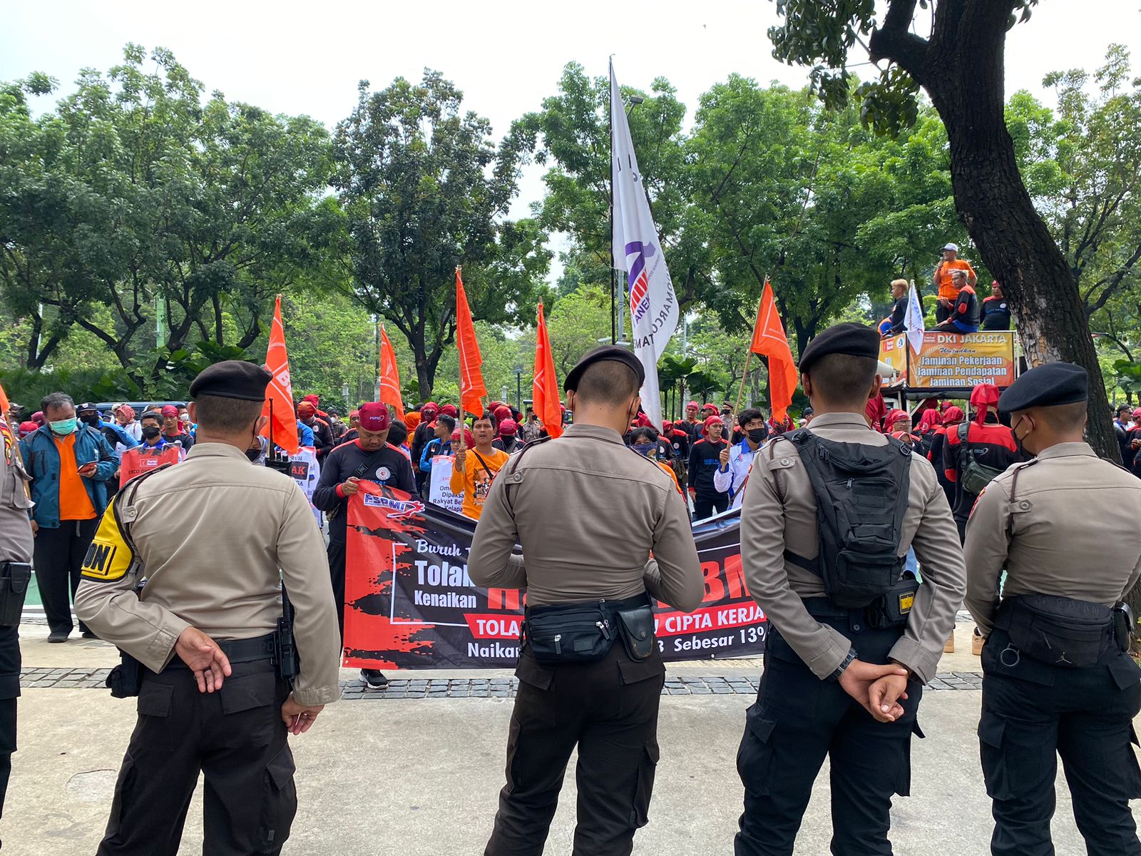 Demo Buruh: Massa Minta Anies Naikkan Upah dan Tak Diam Soal Harga BBM