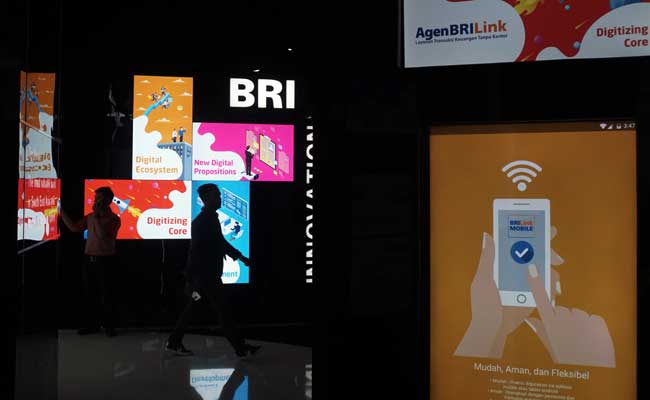 Nasabah berada didekat logo bank BRI di Jakarta. Bisnis/Himawan L Nugraha