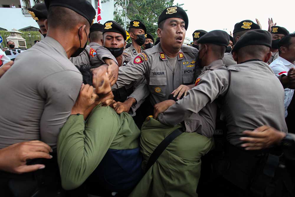  Demo Mahasiwa di Surabaya Berakhir Ricuh